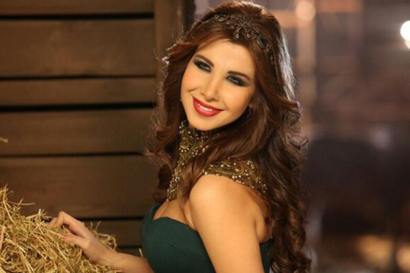 صور نانسي عجرم ووالدتها أكثر جاذبية بدون مكياج من روما